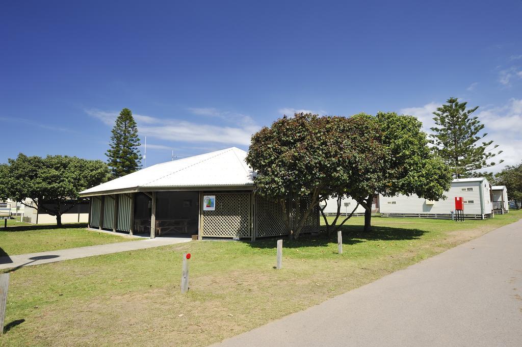 NRMA Stockton Beach Holiday Park Hotell Exteriör bild