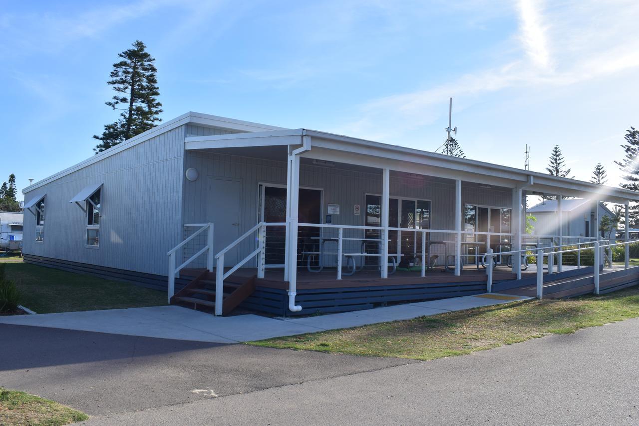 NRMA Stockton Beach Holiday Park Hotell Exteriör bild